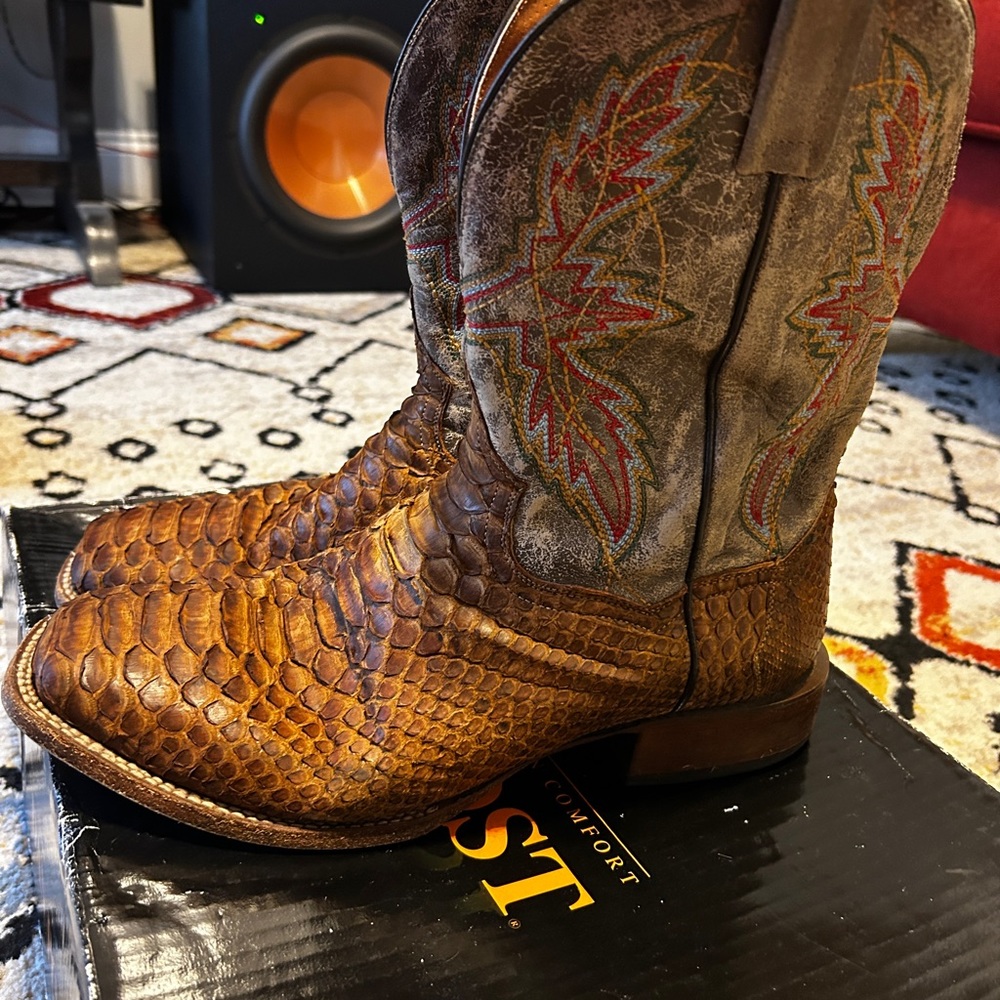 Dan post genuine Python boots
